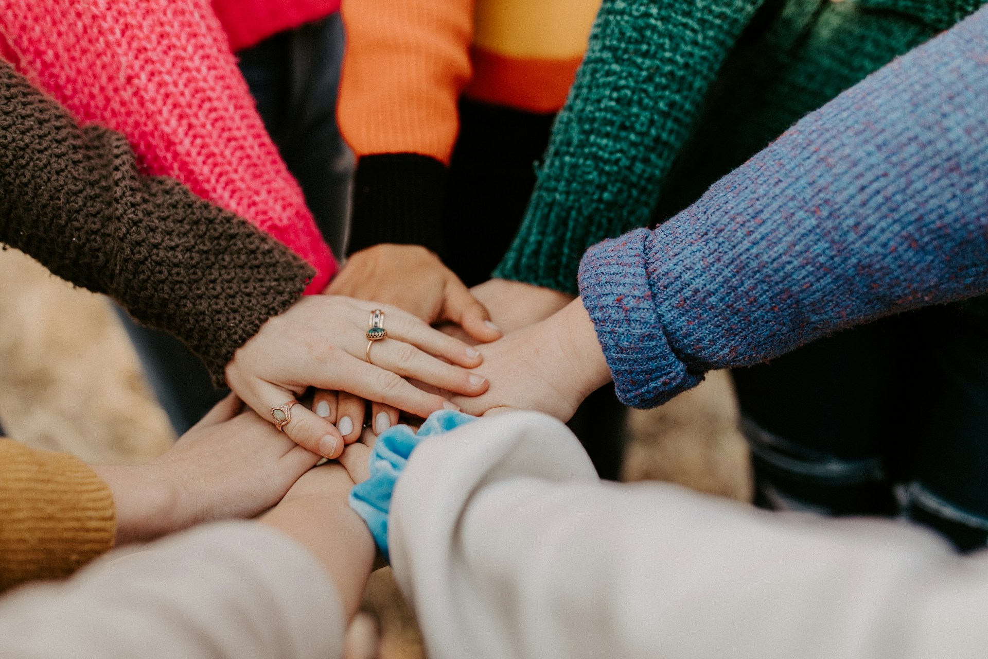 image de main se touchant de manière "un pour tous et tous pour 1"